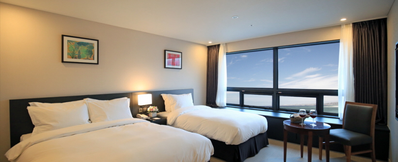 디럭스 트윈(더블+싱글) 조식불포함