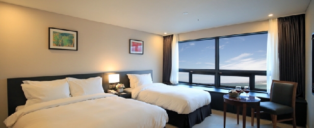 디럭스 트윈(더블+싱글) 조식불포함